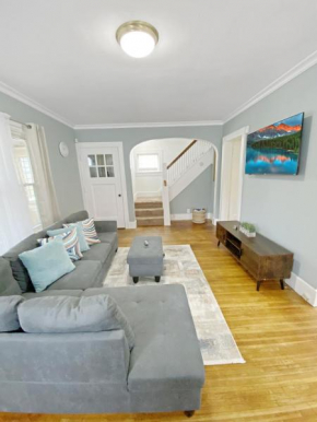 Lux 3BR, Steps from Airport, U of R & Grocery Stores